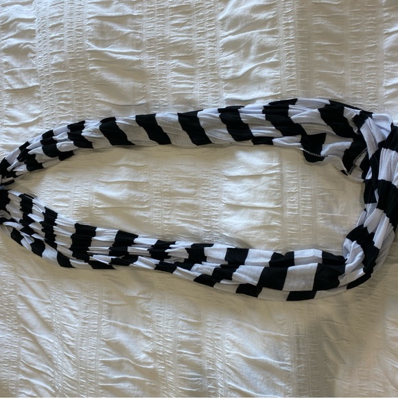 Round neck and regular scarves - Picture 1 of 5